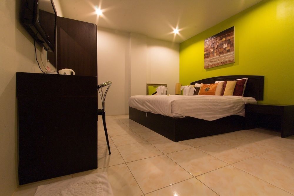Cool Sea House Hotel Patong Bagian luar foto