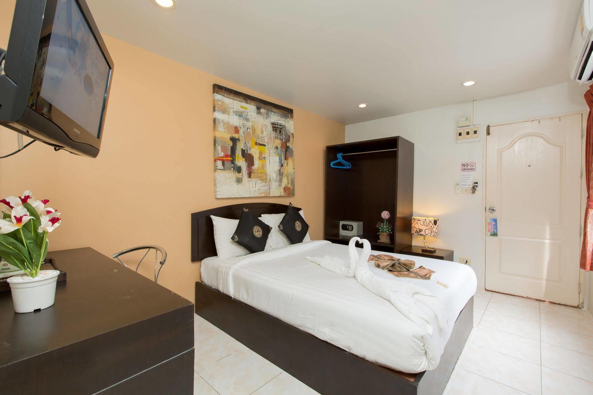 Cool Sea House Hotel Patong Bagian luar foto