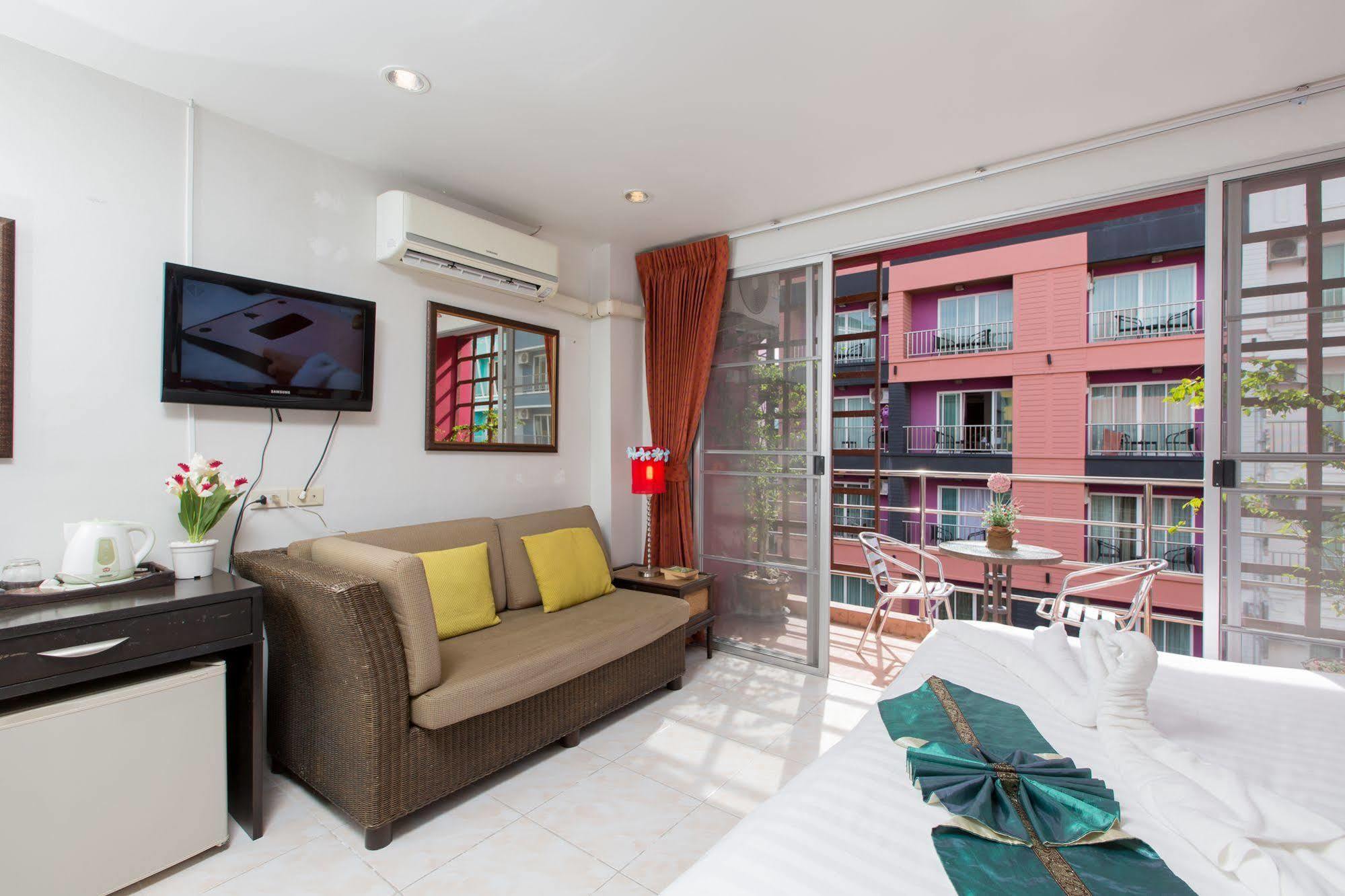 Cool Sea House Hotel Patong Bagian luar foto