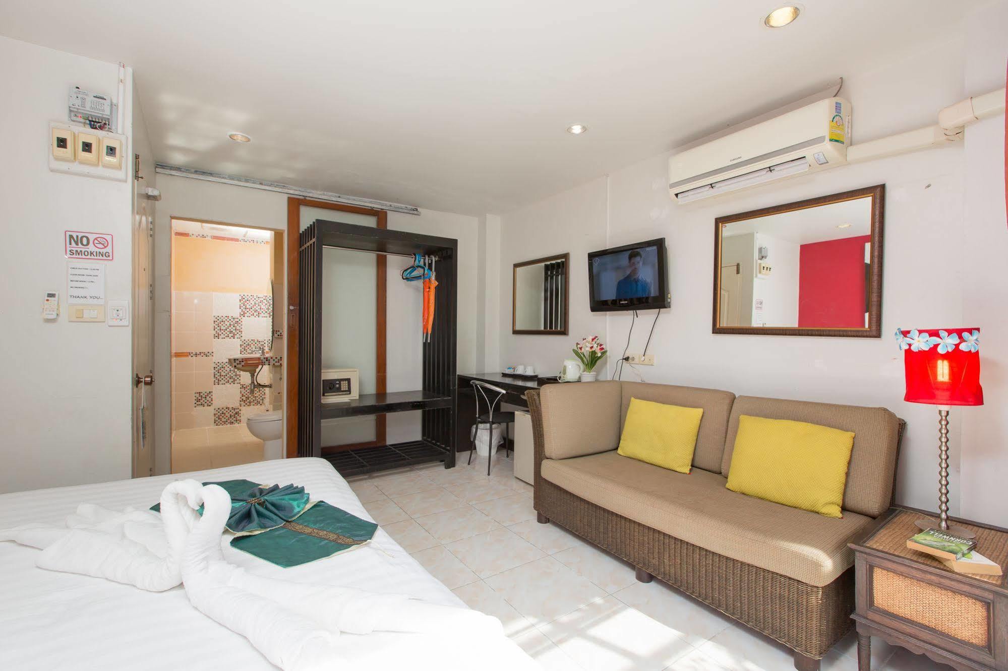 Cool Sea House Hotel Patong Bagian luar foto