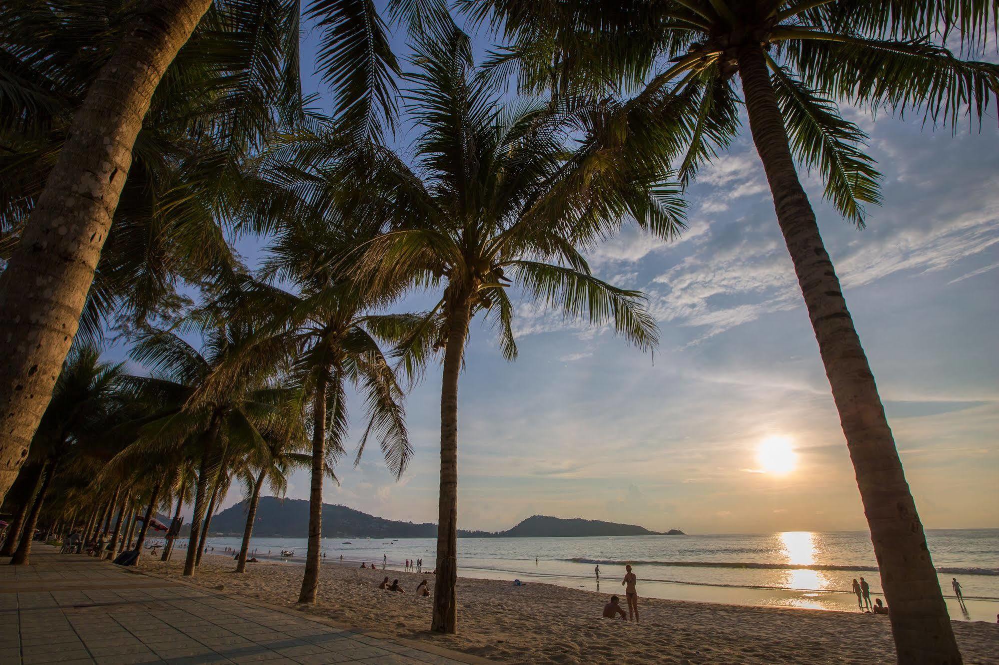 Cool Sea House Hotel Patong Bagian luar foto
