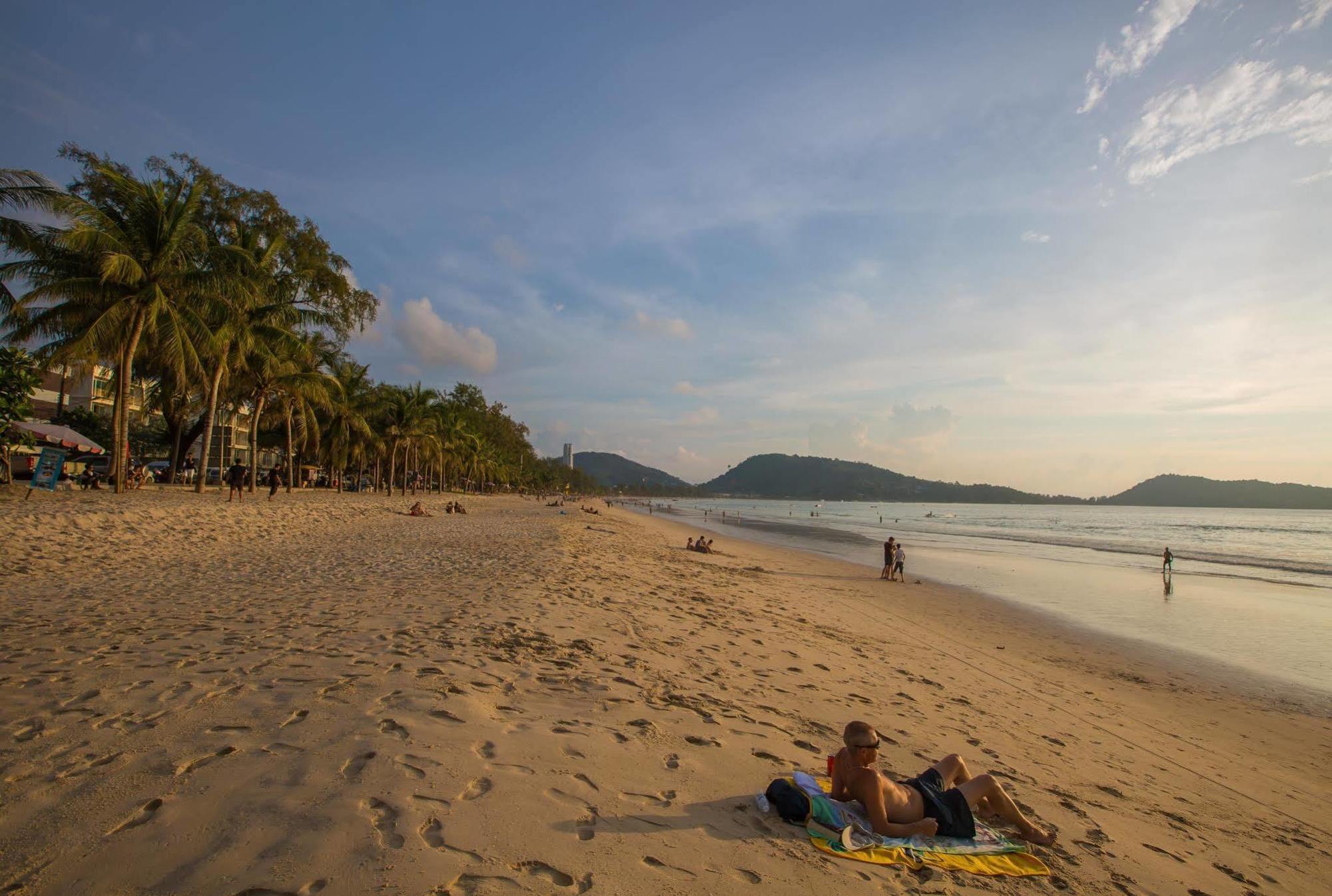 Cool Sea House Hotel Patong Bagian luar foto